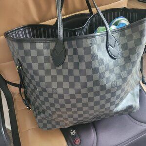 LV large size never full w/ clutch
